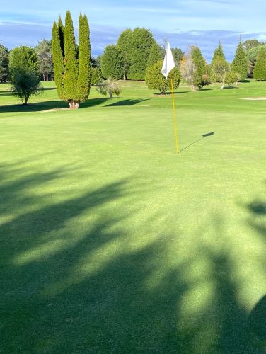 La escultura junto al green