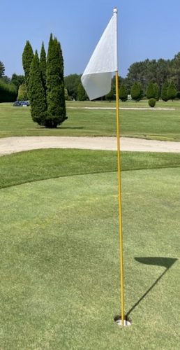 La escultura junto al green