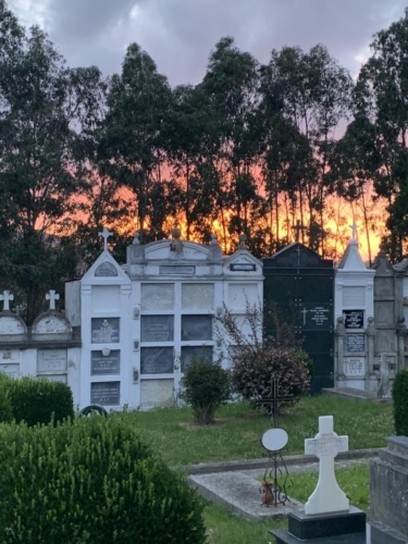 Ocaso en el cementerio
